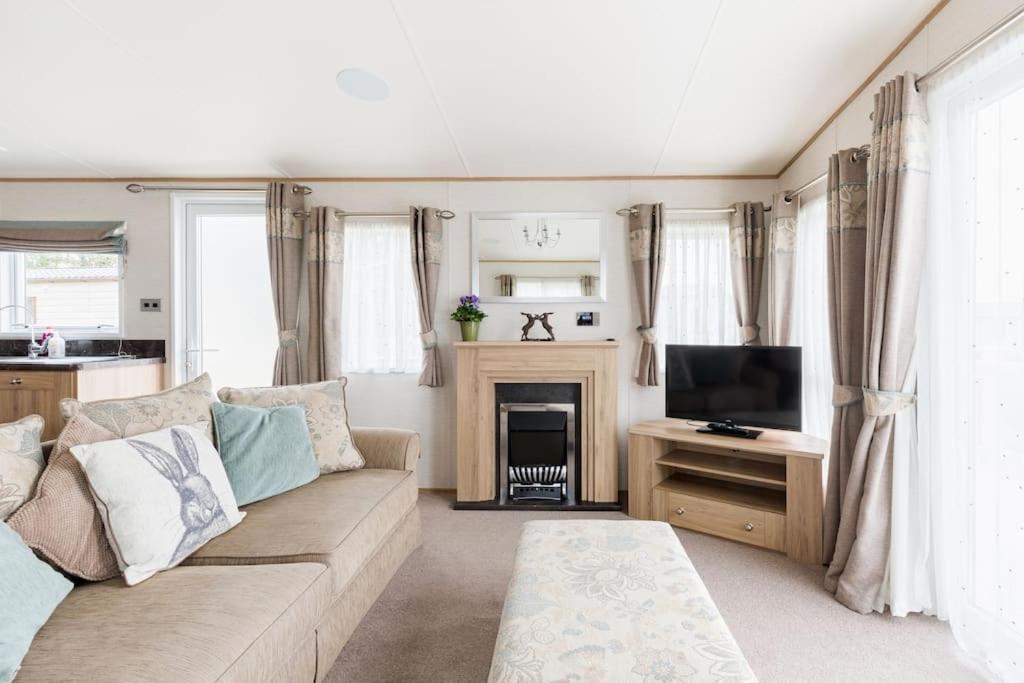 Waters Edge, Hoburne Cotswolds Villa South Cerney Eksteriør billede