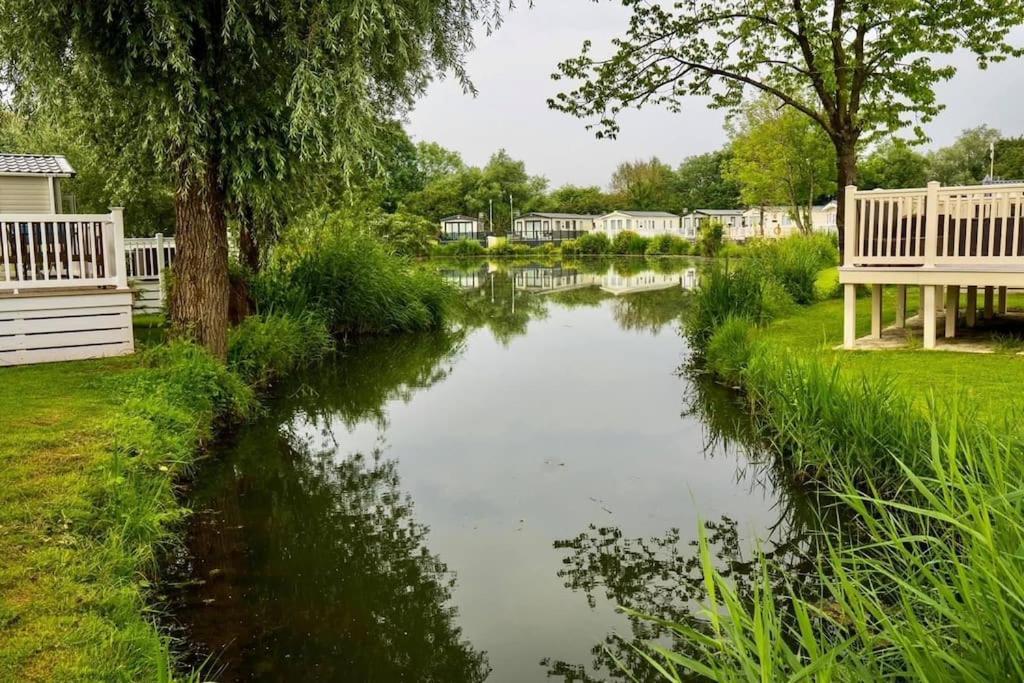 Waters Edge, Hoburne Cotswolds Villa South Cerney Eksteriør billede