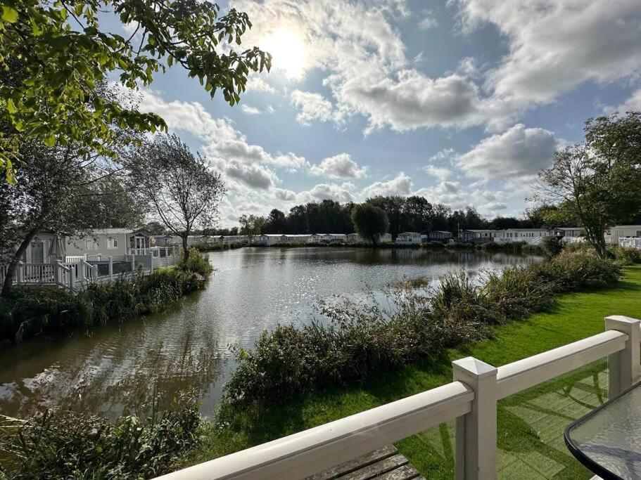 Waters Edge, Hoburne Cotswolds Villa South Cerney Eksteriør billede